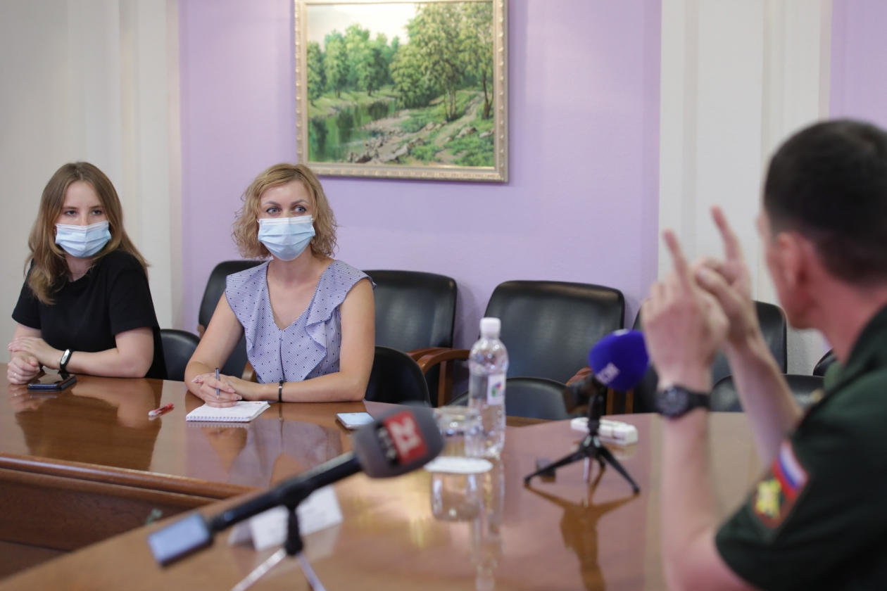 Начальник инфекционного отделения военного госпиталя г. Биробиджана Александр Тюкавкин на встрече с журналистами