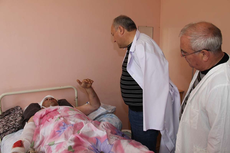 Губернатор Владимир Илюхин встретился с выжившими при крушении самолета