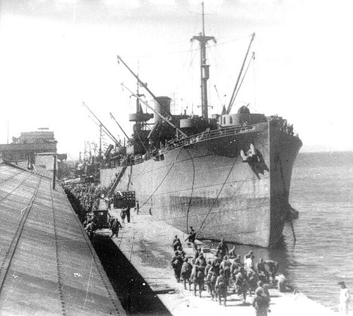 Посадка десантных сил на судно перед высадкой на Шумшу