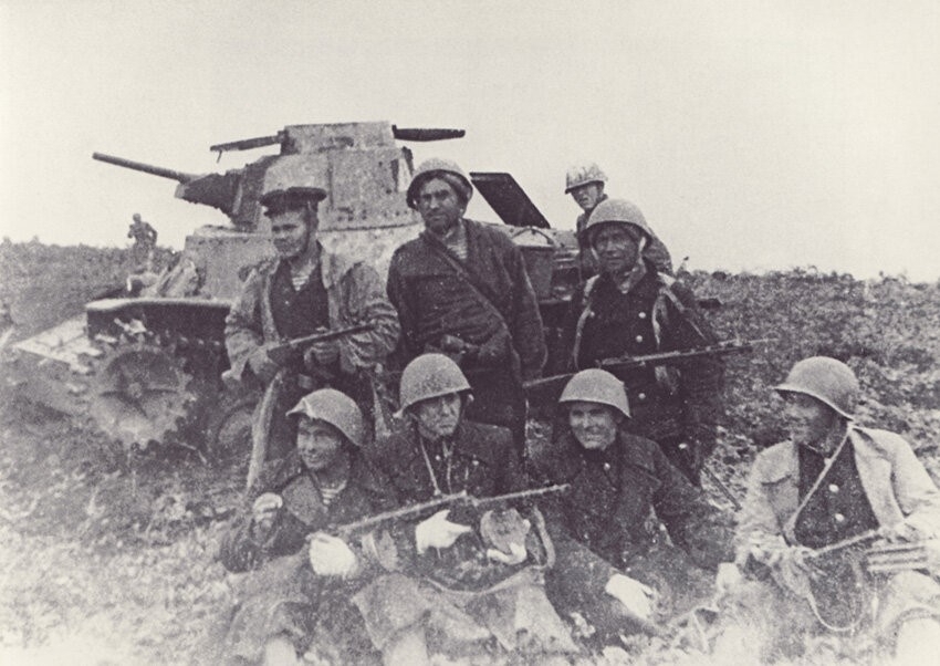 У подбитого японского танка "Ха-Го". На десантнике справа стальной шлем М-1. Шумшу, август 1945 года