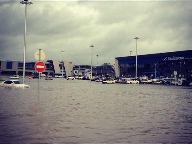 Затопленная стоянка у нового аэропорта