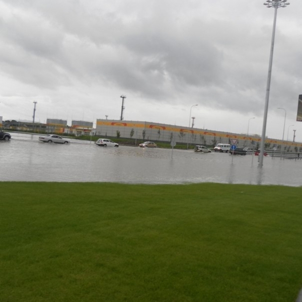 Дорога к аэропорту превратилась в реку