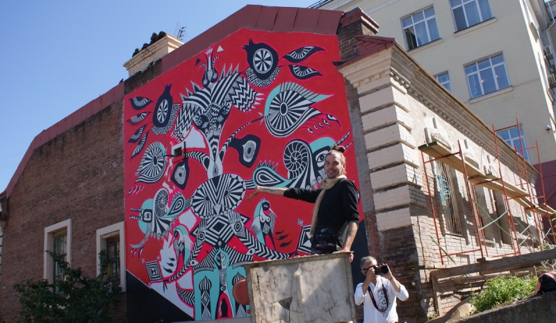 Художник Карлито Дальседжио в люльке подъемника