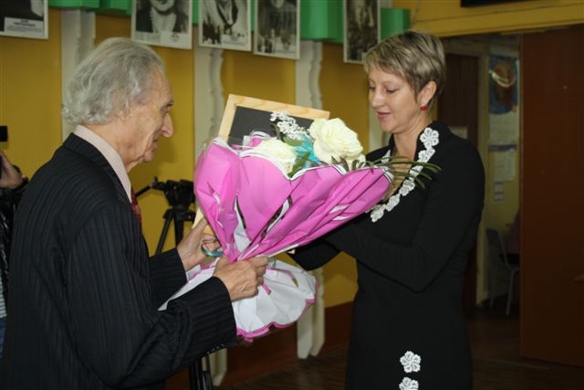 Директор школы Ольга Пашнина чествует своего старейшего тренера