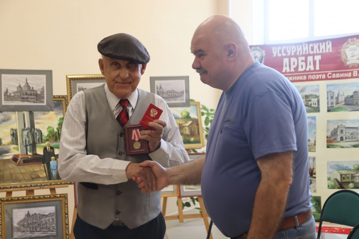 Медаль "За заслуги в культуре и искусстве" получил уссуриец Владимир Савин Александр Шепырев, ИА UssurMedia