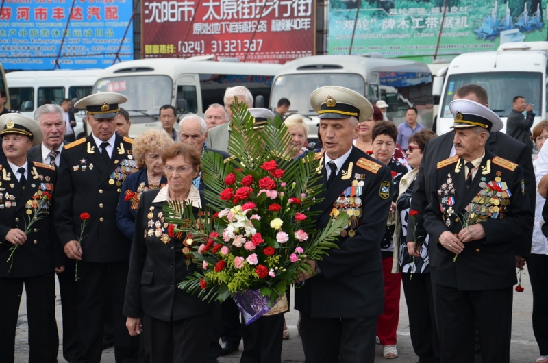 Российские ветераны на железнодорожном вокзале города Суйфэньхэ Юрий Евдан