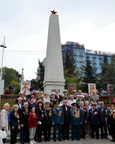 Ветераны из Владивостока у обелиска в городе Суньфэйхэ