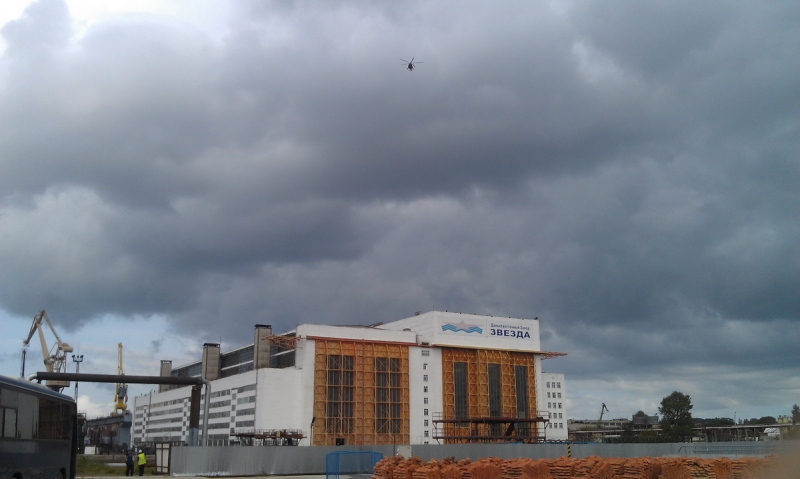 Дмитрий Рогозин облетает территорию завода на вертолете