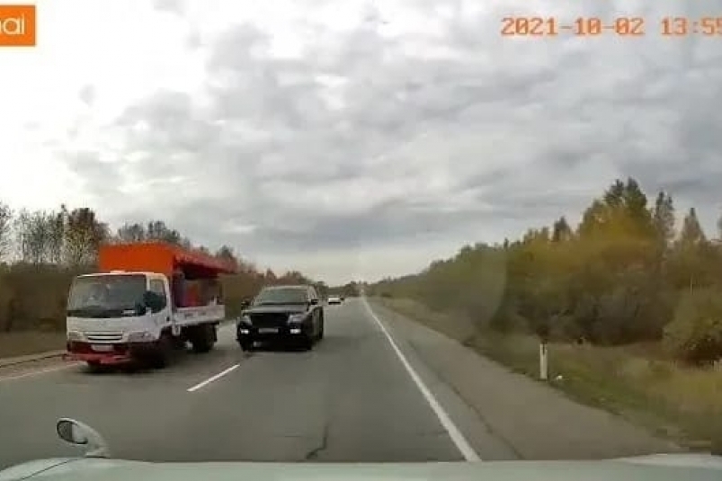 Водитель крузака творил беспредел на трассе еще до жуткого смертельного ДТП в ЕАО скриншот видео