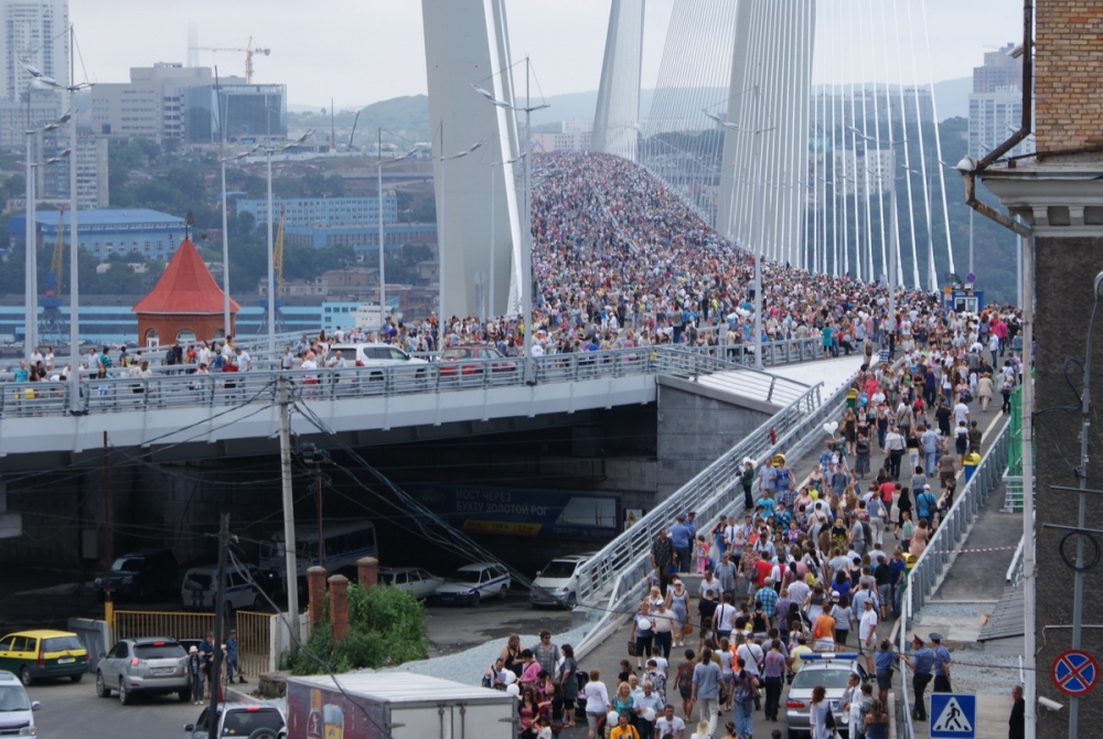 Куда сходить во владивостоке. Мост Ататюрка через золотой Рог. Открытие моста Владивосток. Легендарный мост в Владивостоке. Мост через золотой Рог Владивосток днём.