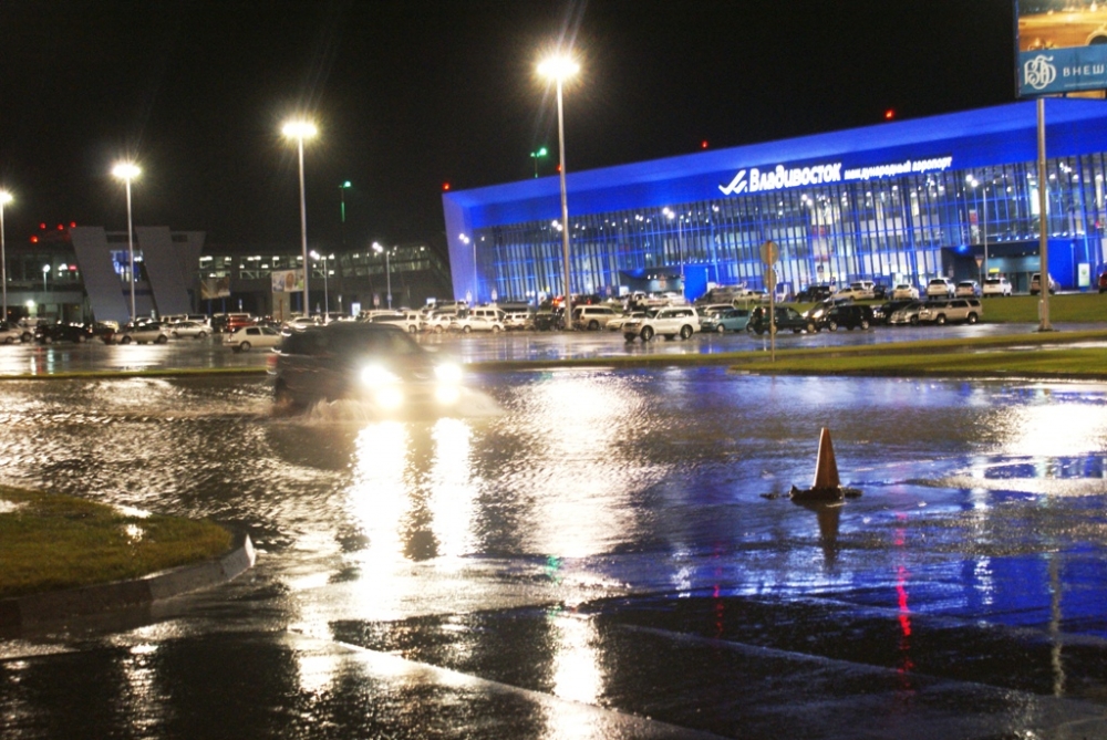 Некоторые автомобили смело едут напрямик через озеро