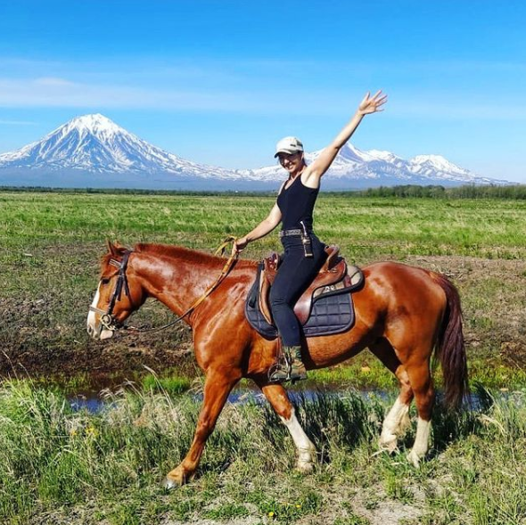 Дарья Позднякова и ее любимый конь Дракон Архив туристической базы "Лошадка"