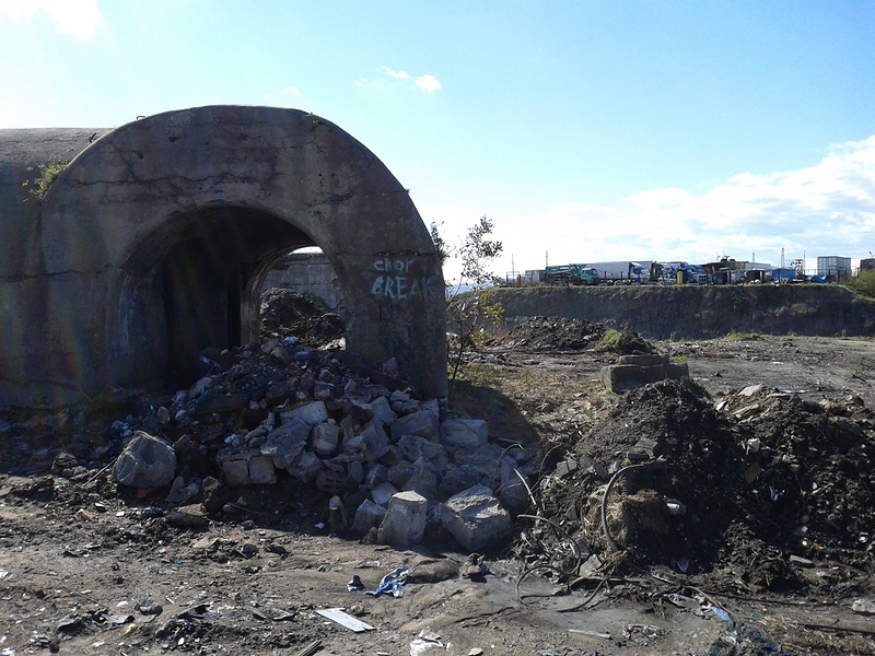 Перед погребом свален мусор