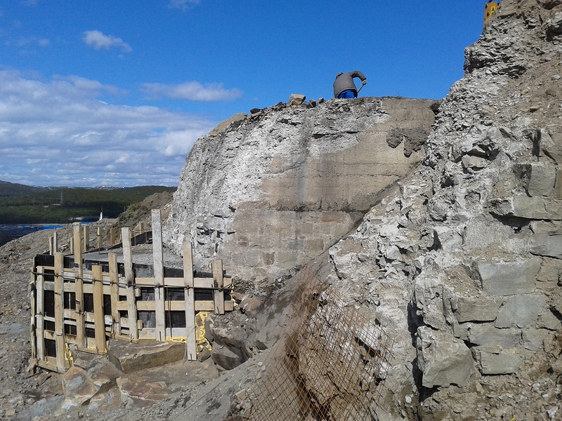 Разрушенный бруствер пытались восстановить "по-быстрому"