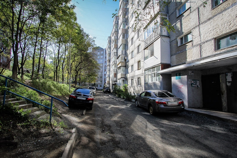 Разбитая дорога возле многоэтажки