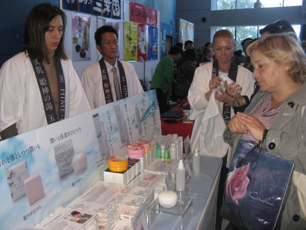 Прежде чем купить косметику, покупательницы охотно пробовали все на себе 