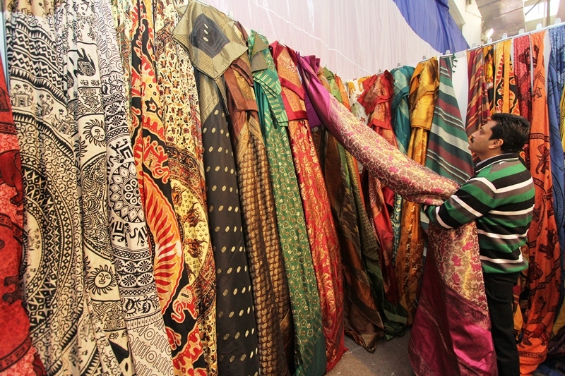 Таджикский индийский. Индийская одежда ярмарка. Индийские ткани. Выставка-ярмарка индийских товаров. Индийская выставка одежда.