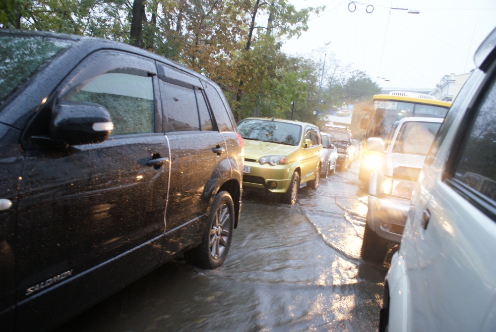 Потоки воды на Светланской