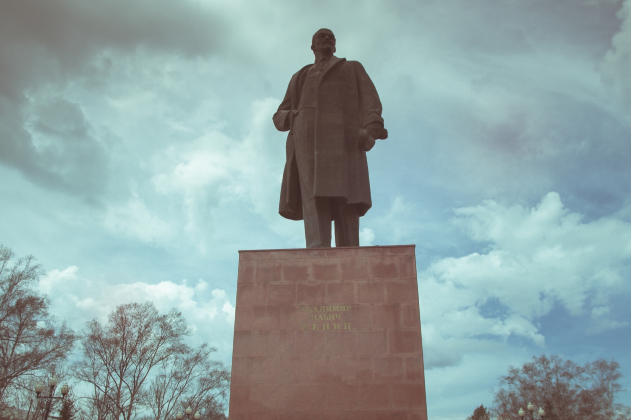 Памятник Ленину на одноимённой площади в Южно-Сахалинске. Тематическое фото Владислав Беляцкий, ИА SakhalinMedia
