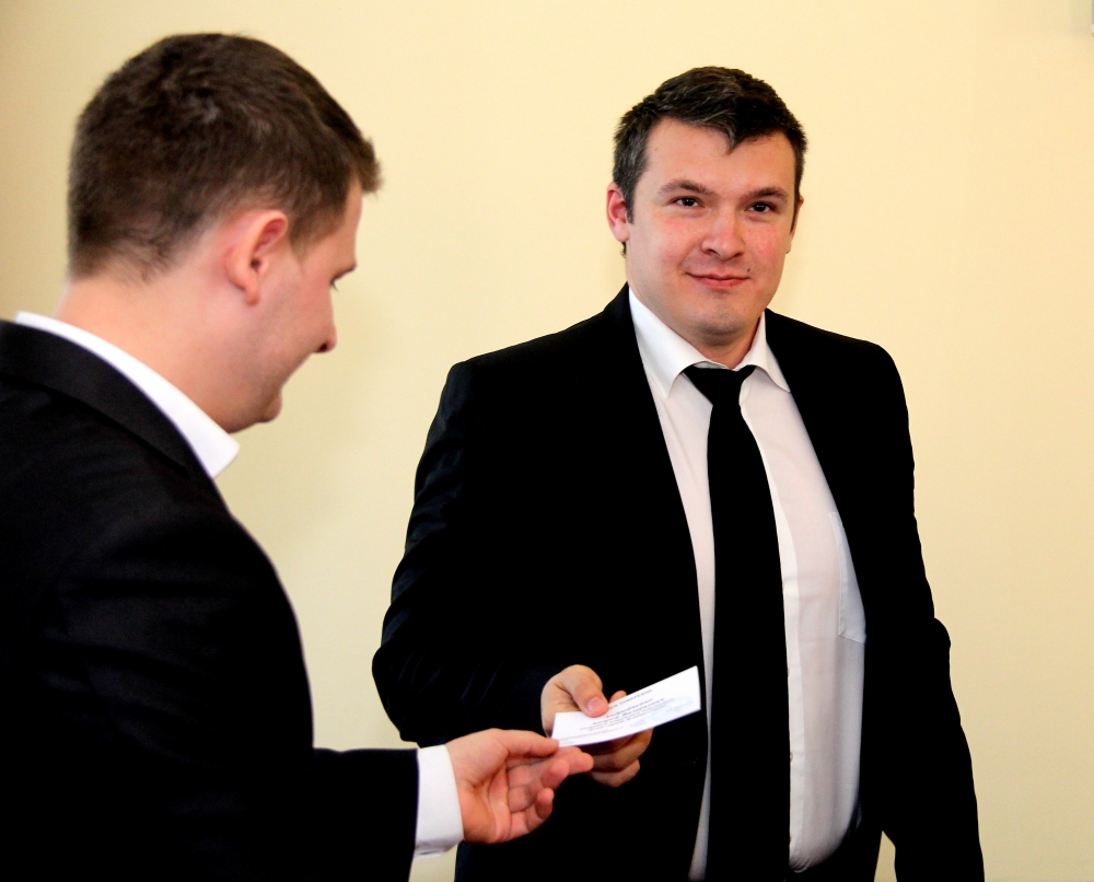 Михаил Берестенко вручает удостоверение Андрею Андрейченко