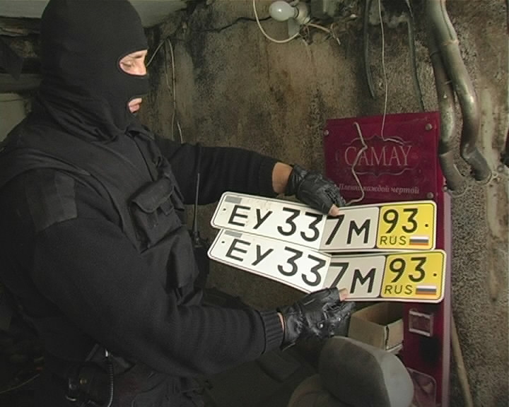 Изъяты документы, деньги и угнанные авто УМВД Приморья