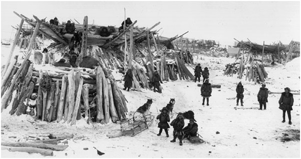 Олюторские коряки у своих зимних жилищ. Фотография сделана в ходе Северо-Тихоокеанской экспедиции Джесупа