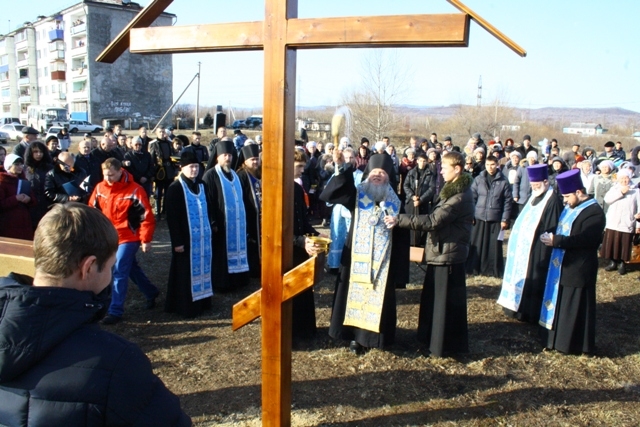 На месте строительства православного храма в Биробиджане освящен крест