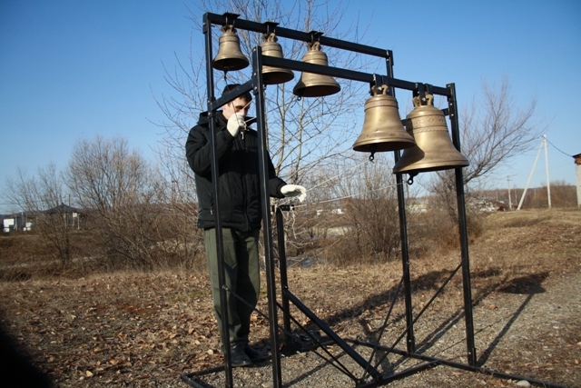 Началу службы предшествовал звон церковных колоколов