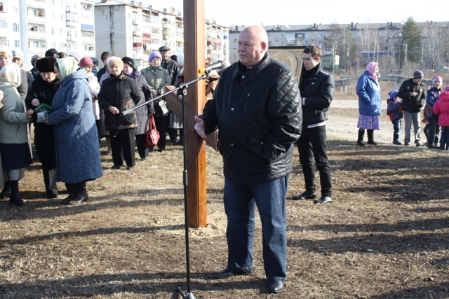 С поздравлений начал свое выступление Анатолий Тихомиров