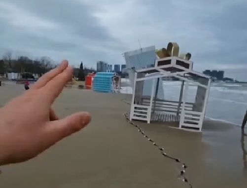 Разрушения на пляже в Анапе после стихии: уцелели ли знаменитые песковики Скрин видео @yuraoz с аккаунта: instagram.com/more.anapy/