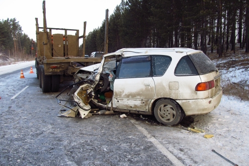 "Тойота-Ипсум" при неудачном обгоне врезалась в "КАМАЗ"