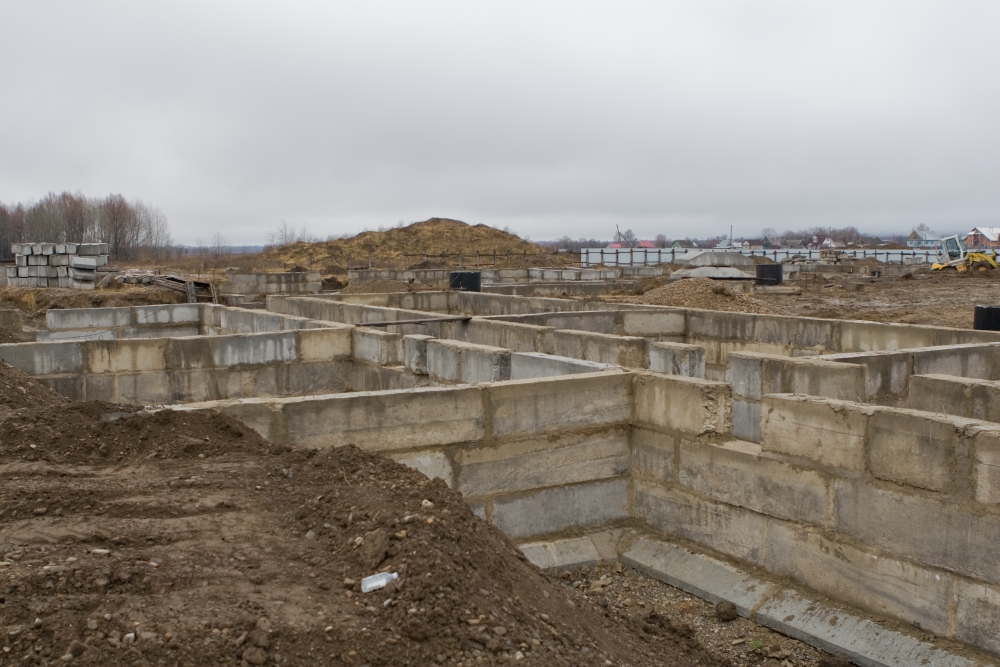 Фундамент будущего учебного заведения