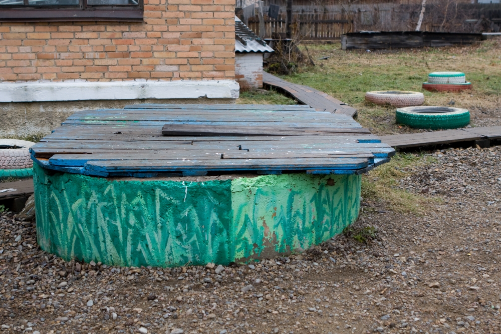 Коллектор на заднем дворе школы