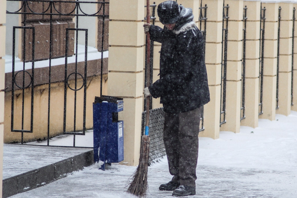 На улицах города появляется все больше людей с метлами и лопатами