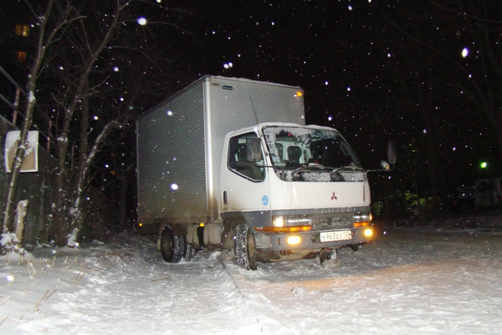 Бордюр помог грузовику не скатиться по скользкой дороге