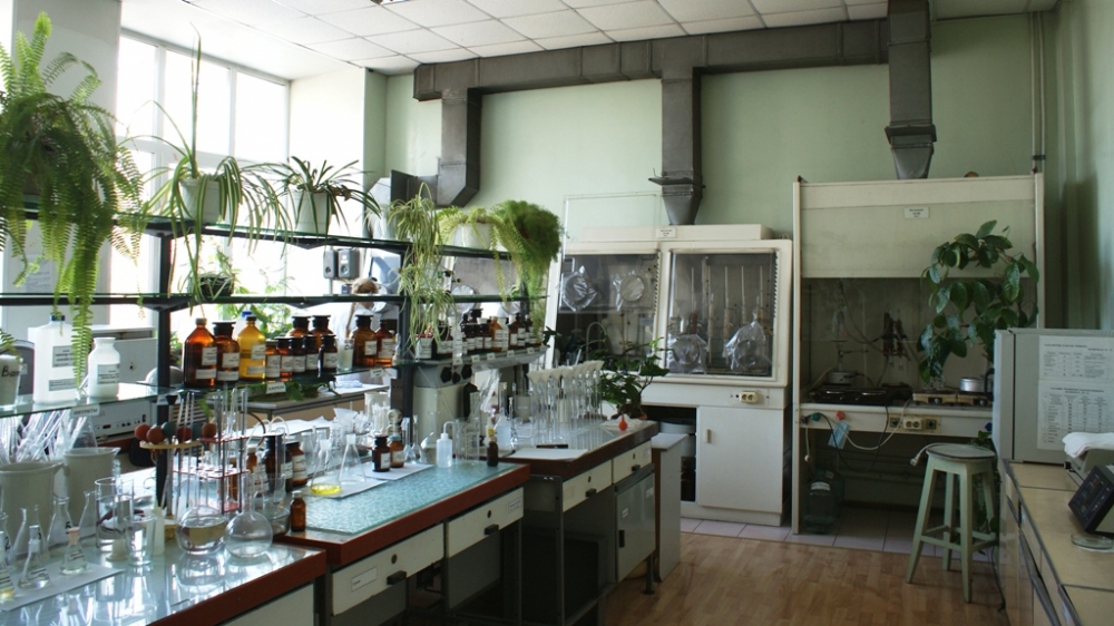 Помещения снабжены необходимой системой вентиляции и сложным оборудованием