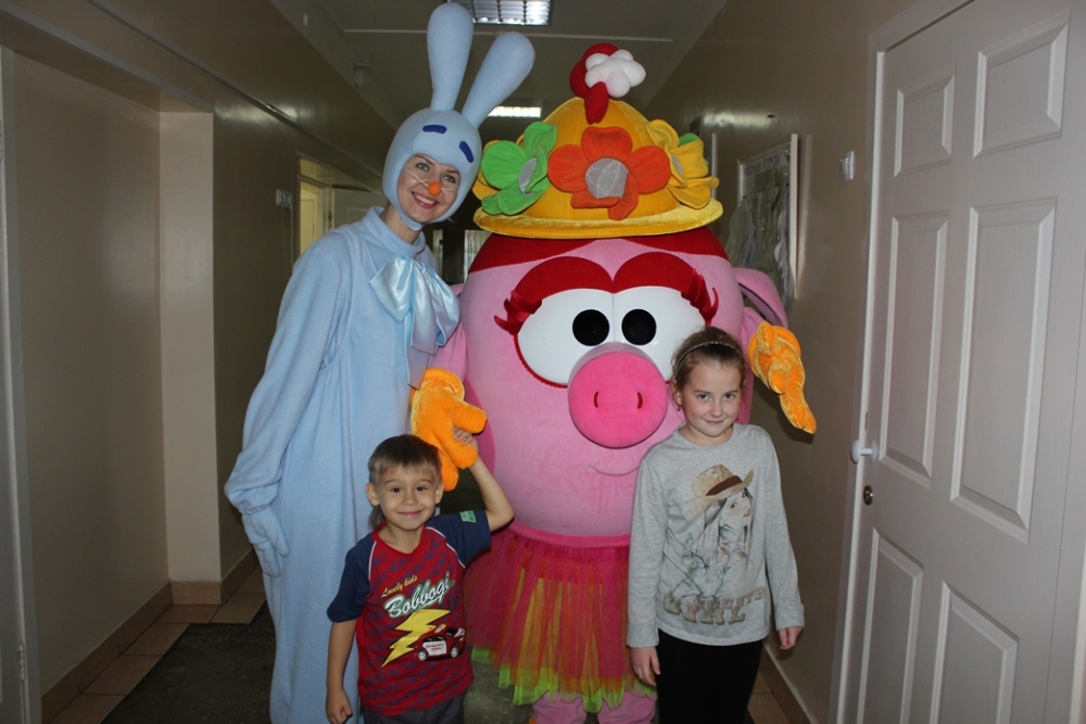 Дети с радостью фотографировались с героями мультфильма