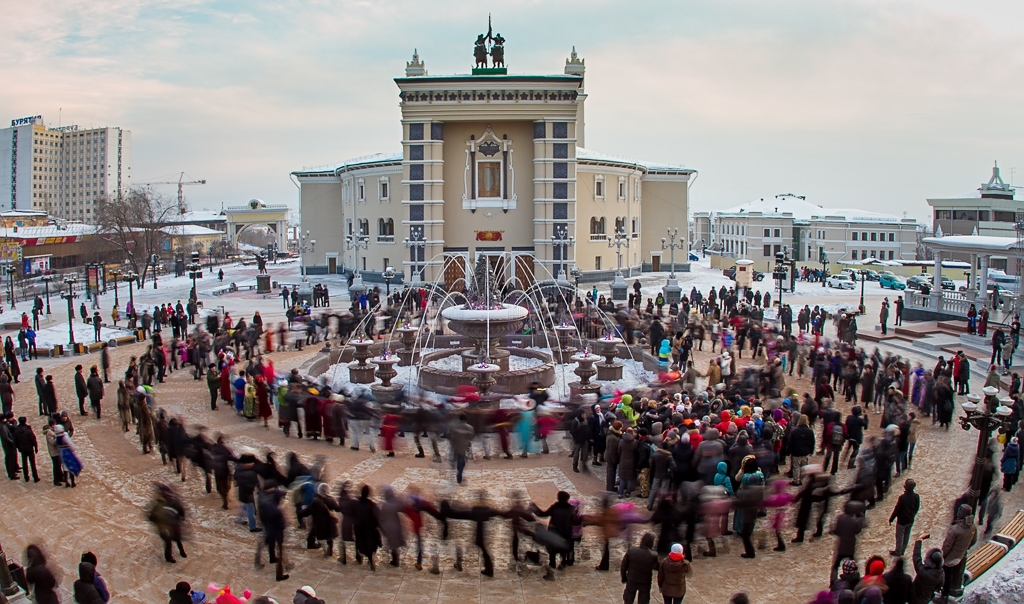 Площадь у Бурятского государственного академического театра оперы и балета. Тематическое фото Анна Огородник, ИА UlanMedia