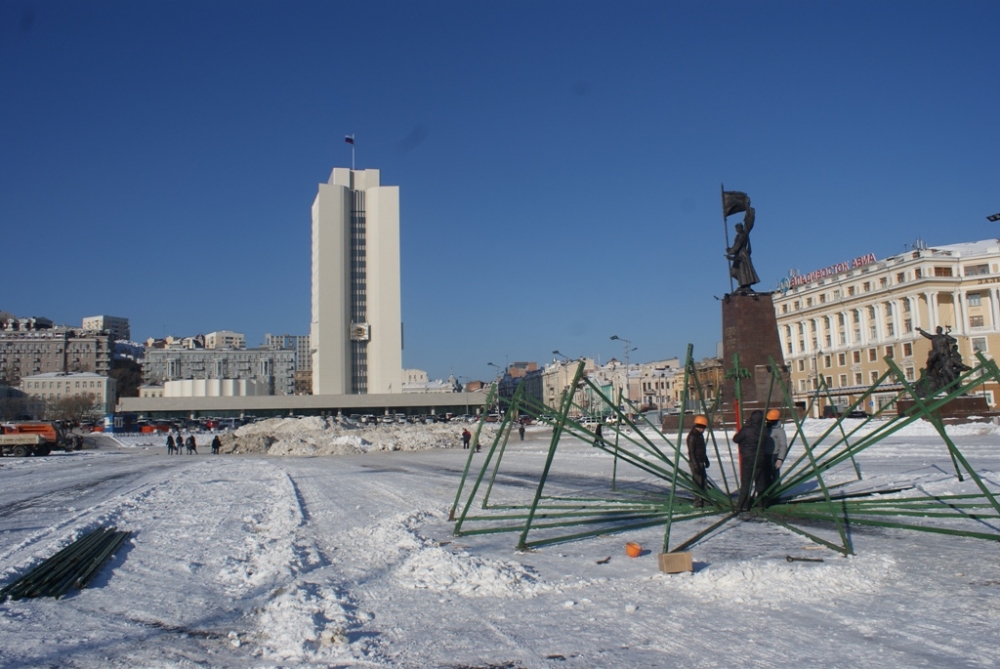 Установка главной елки города началась на центральной площади Сергей Ланин