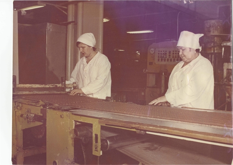 Биробиджанская кондитерская фабрика. Процесс расфасовки конфет. 1990-е годы Госархив ЕАО