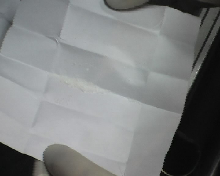 В клубе также обнаружили пять бумажных пакетиков с кристаллическим веществом белого цвета