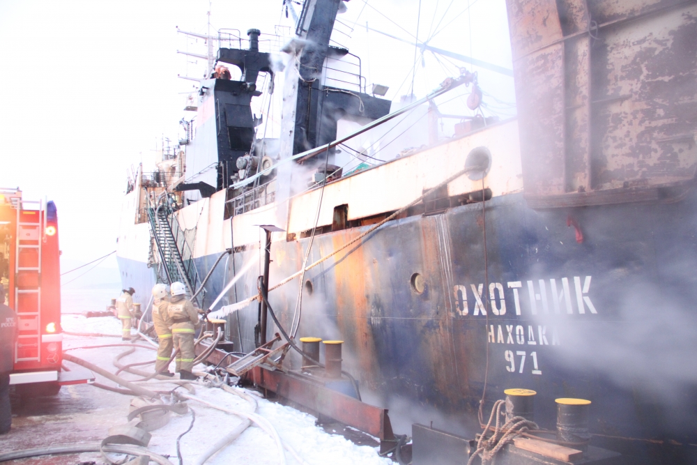 Пожар на траулере. Пожар на судне во Владивостоке. Загорелся траулер. В Приморье загорелся рыболовный траулер, есть пострадавшие. Владивосток причал.