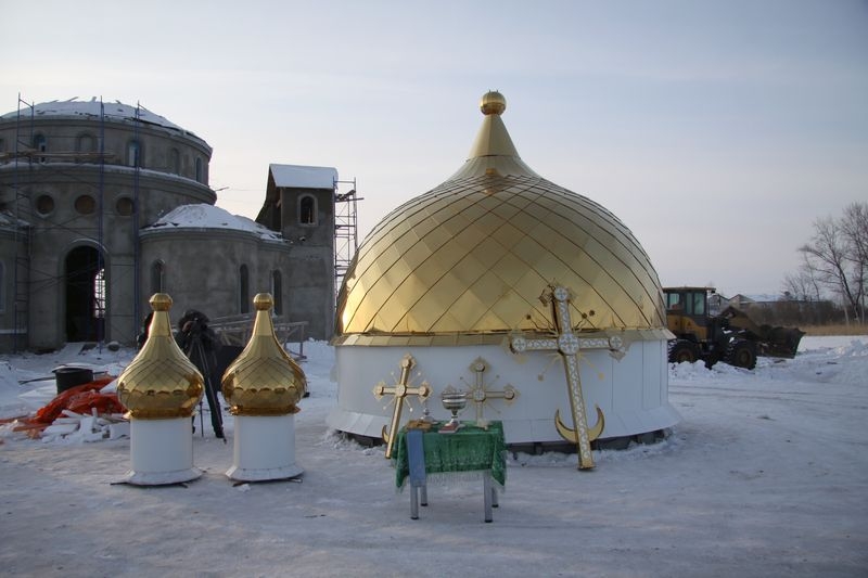 Купола и кресты увенчали храм в честь Покрова Пресвятой Богородицы в п. Смидович ЕАО