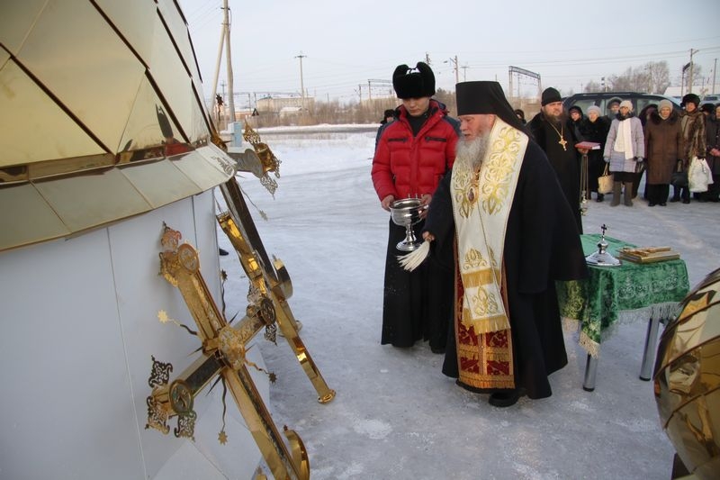 Купола и кресты увенчали храм в честь Покрова Пресвятой Богородицы в п. Смидович ЕАО
