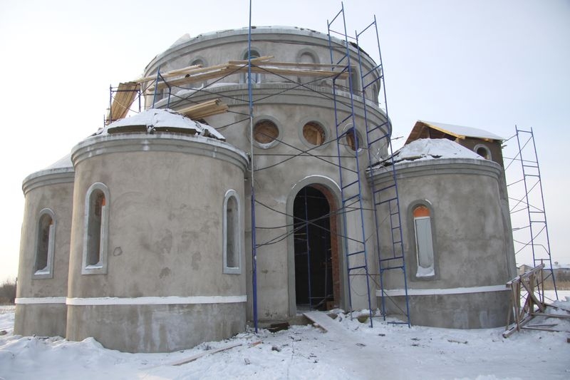 Купола и кресты увенчали храм в честь Покрова Пресвятой Богородицы в п. Смидович ЕАО