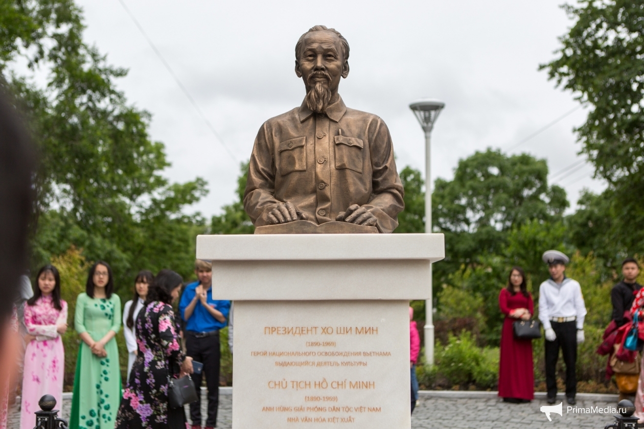 Памятник Хо Ши Мину в сквере на Борисенко во Владивостоке