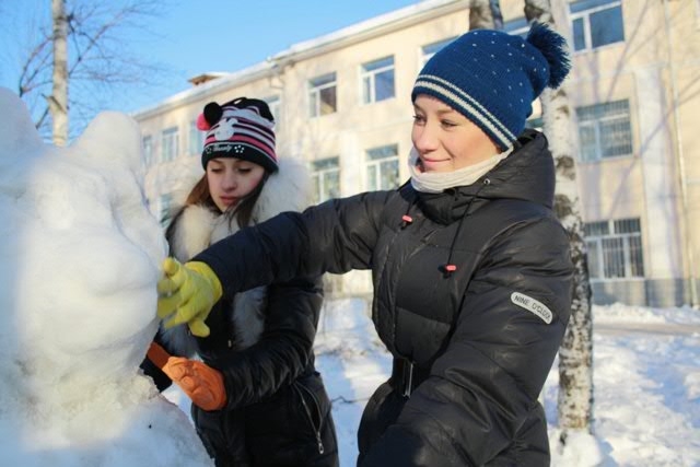 Валерия Комарова и Елена Кравченко ваяют медведя