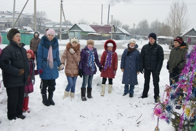 Дед Мороз и Снегурочка поздравили с Новым годом жителей п. Заречье ЕАО