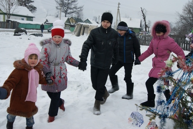 Дед Мороз и Снегурочка поздравили с Новым годом жителей п. Заречье ЕАО