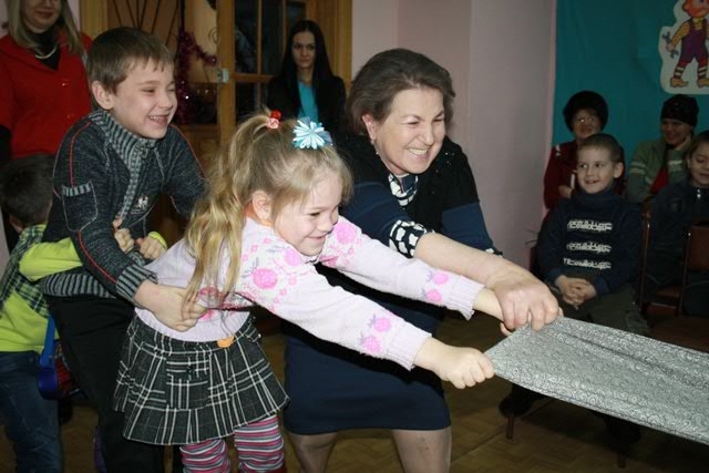 С удовольствием школьники встретили предложение поиграть в рождественские игры